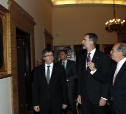 Don Felipe junto al president de la Generalitat de Catalunya y el presidente de Foment del Treball Nacional, contempla uno de los cuadros de la Sede d