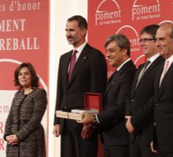 Don Felipe junto a Luca de Meo, que recoge el premio al "Empresario del Año" en nombre del galardonado, Francisco Javier García, presidente 