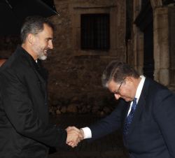 Su Majestad el Rey, a su llegada al Monasterio de Santa María la Real de Las Huelgas, recibe el saludo del presidente del Patrimonio Nacional, Alfredo