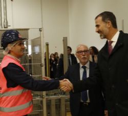 Su Majestad el Rey recibe el saludo de uno de los trabajadores de la fábrica