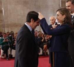 Su Majestad la Reina impone la medalla del Premio Rey Jaime I Economía 2016 a Albert Marcet Torrens