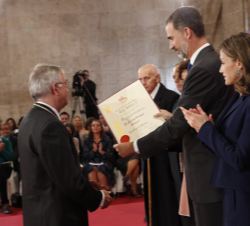 Su Majestad el Rey entrega el diploma del Premio Rey Jaime I Investigación Médica 2016 a Elías Campo Güerri
