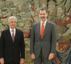 Su Majestad el Rey junto al Presidente de la República Oriental del Uruguay, Tabaré Vázquez