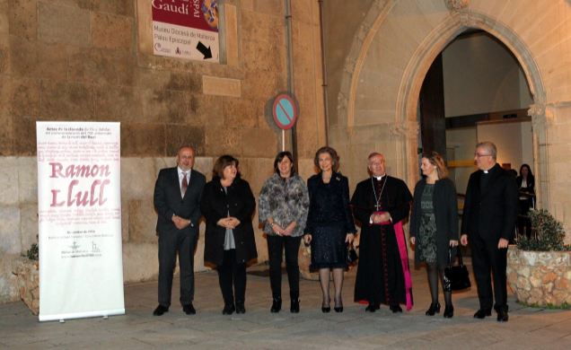 Doña Sofía junto al resto de las personalidades frente al acceso del Museo Diocesano