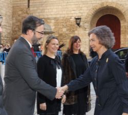 Su Majestad la Reina Doña Sofía recibe el saludo del alcalde de Palma de Mallorca, José Hila