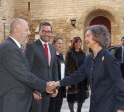 Su Majestad la Reina Doña Sofía recibe el saludo del presidente del Consell de Mallorca, Miquel Ensenyat