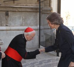 Su Majestad la Reina Doña Sofía recibe el saludo del Cardenal Arzobispo de Valencia, Antonio Cañizares
