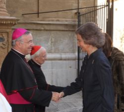 Su Majestad la Reina Doña Sofía recibe el saludo del Administrador Apostólico de Mallorca, Sebastiá Taltavull