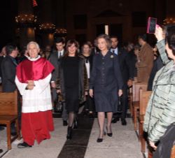 Doña Sofía saluda a los asistentes a la ceremonia religiosa en el interior de la Catedral