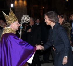 Su Majestad la Reina Doña Sofía recibe el saludo del cardenal Angelo Amato que presidió la ceremonia religiosa