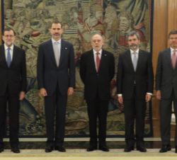 Su Majestad el Rey, con el nuevo fiscal general del Estado, José Manuel Maza, junto con el presidente del Gobierno, Mariano Rajoy, el presidente del T