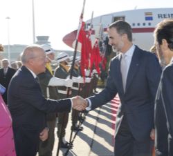 Don Felipe recibe el saludo del ministro de Relaciones Exteriores de la República Portuguesa, Augusto Santos Silva