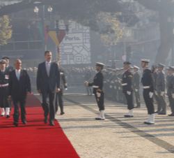 Don Felipe y el Presidente de Portugal pasan revista a las tropas que rendían honores