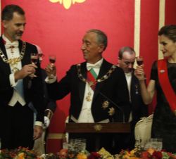 Don Felipe y Doña Letizia brindan con el Presidente de la República Portuguesa, Marcelo Rebelo de Sousa