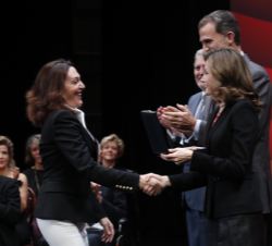 Su Majestad la Reina entrega la medalla a Cristina Iglesias