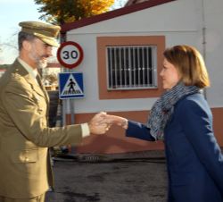 Su Majestad el Rey recibe el saludo de la ministra de Defensa, María Dolores de Cospedal