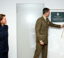 Su Majestad el Rey descubre la placa conmemorativa de inauguración del Centro