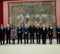 Fotografía de grupo de Su Majestad el Rey con los miembros del Patronato de la Fundación Institucional Española (FIES)