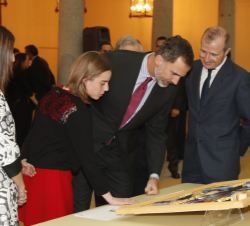 Su Majestad el Rey observa el trabajo de la niña ganadora, Lorena Ruiz González, por la Comunidad Autónoma de Madrid