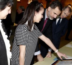 Su Majestad el Rey observa el trabajo de la niña ganadora, Yaiza López Arias, por la Comunidad Autónoma de País Vasco