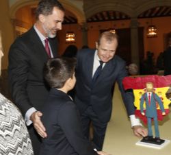 Su Majestad el Rey observa el trabajo del niño ganador, Izan Rilova Suárez, por el Principado de Asturias