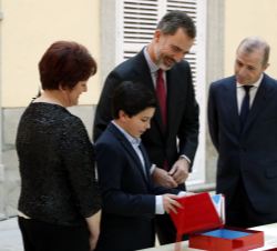 Su Majestad el Rey observa el trabajo del niño ganador, Guillermo Fernández Gutiérrez, por la Comunidad Autónoma de Cantabria