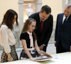 Su Majestad el Rey observa el trabajo de la niña ganadora, Nora Fernández Álvarez, por la Comunidad Autónoma de La Rioja
