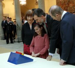 Su Majestad el Rey observa el trabajo de la niña ganadora, Ana Bauxauli Pieró, por la Comunidad Valenciana