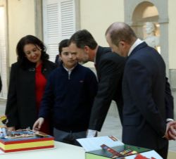 Su Majestad el Rey observa el trabajo del niño ganador, Gonzalo Borrallo Martín, por la Comunidad Autónoma de Extremadura
