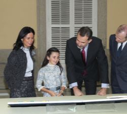 Su Majestad el Rey observa el trabajo de la niña ganadora, Adriana Sofía Cotoruelo Luque, por la Comunidad Autónoma de Andalucía
