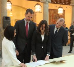 Su Majestad el Rey observa el trabajo de la niña ganadora, Natalia Aznar Cardiel, por la Comunidad Autónoma de Aragón