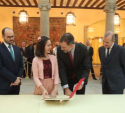 Su Majestad el Rey observa el trabajo de la niña ganadora, Paula González Alcañiz, por la Comunidad Autónoma de Castilla-La Mancha