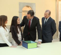 Su Majestad el Rey observa el trabajo de la niña ganadora, Dana Martínez Pina, por la Comunidad Foral de Navarra