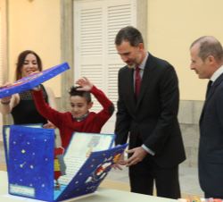 Su Majestad el Rey observa el trabajo del niño ganador, Marco Fernández Franco, por la Comunidad Autónoma de Castilla y León