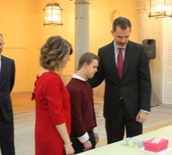 Su Majestad el Rey observa el trabajo del niño ganador, Alberto Sánchez-Beato Maroto, del Premio especial de Educación Especial