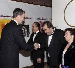 Don Felipe saluda a Juan Manuel Serrano Becerra, Premio "Mingote"