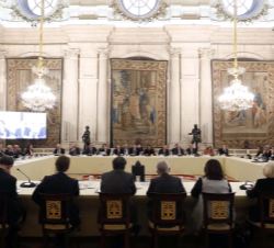 Vista general de la mesa durante la reunión con los miembros del Patronato de la Fundación Princesa de Girona