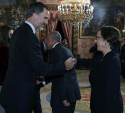 Sus Majestades los Reyes son saludados por los patronos dela Fundación Princesa de Girona