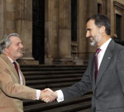 Su Majestad el Rey recibe el saludo del ministro de Educación, Cultura y Deporte, Íñigo Méndez de Vigo
