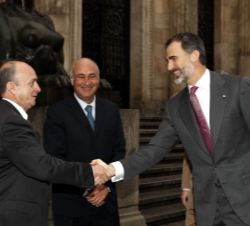 Su Majestad el Rey recibe el saludo del director del Museo Arqueológico Nacional, Andrés Carretero