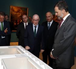 Su Majestad del Rey durante su recorrido recibe las explicaciones del comisario de la exposición, Miguel Luque