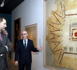 Don Felipe recibe explicaciones del comisario de la exposición, Miguel Luque, sobre una de las obras expuestas