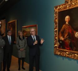 El Rey frente a uno de los cuadros de la exposición de Carlos III