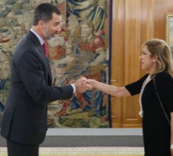 Su Majestad el Rey recibe el saludo de la interventora general de la Administración del Estado, María Luisa Lamela Díaz