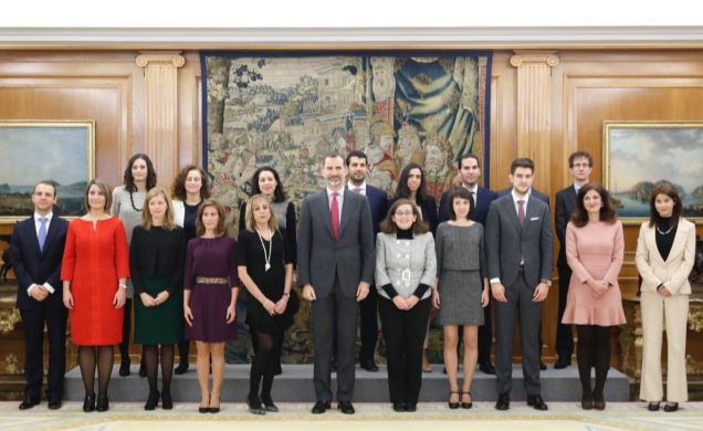 Fotografía de grupo de Su Majestad el Rey con la XVII Promoción de Funcionarios del Cuerpo Superior de Interventores y Auditores del Estado