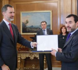Su Majestad el Rey entrega la placa de ganador en la XXVII edición del Premio FIES de Periodismo a Jesús Rodríguez
