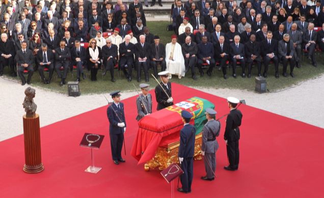 Su Majestad el Rey durante el acto frente al féretro del expresidente de la República Portuguesa, Mario Soares