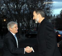 Su Majestad el Rey a su llegada al Hotel Ritz recibe el saludo del ministro de Asuntos Exteriores y de Cooperación, Alfonso María Dastis