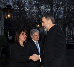 Don Felipe recibe el saludo de la directora de la Oficina Económica del Presidente del Gobierno, Eva Valle