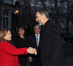 Su Majestad el Rey recibe el saludo la secretaria de Estado de Comercio, María Luisa Poncela
